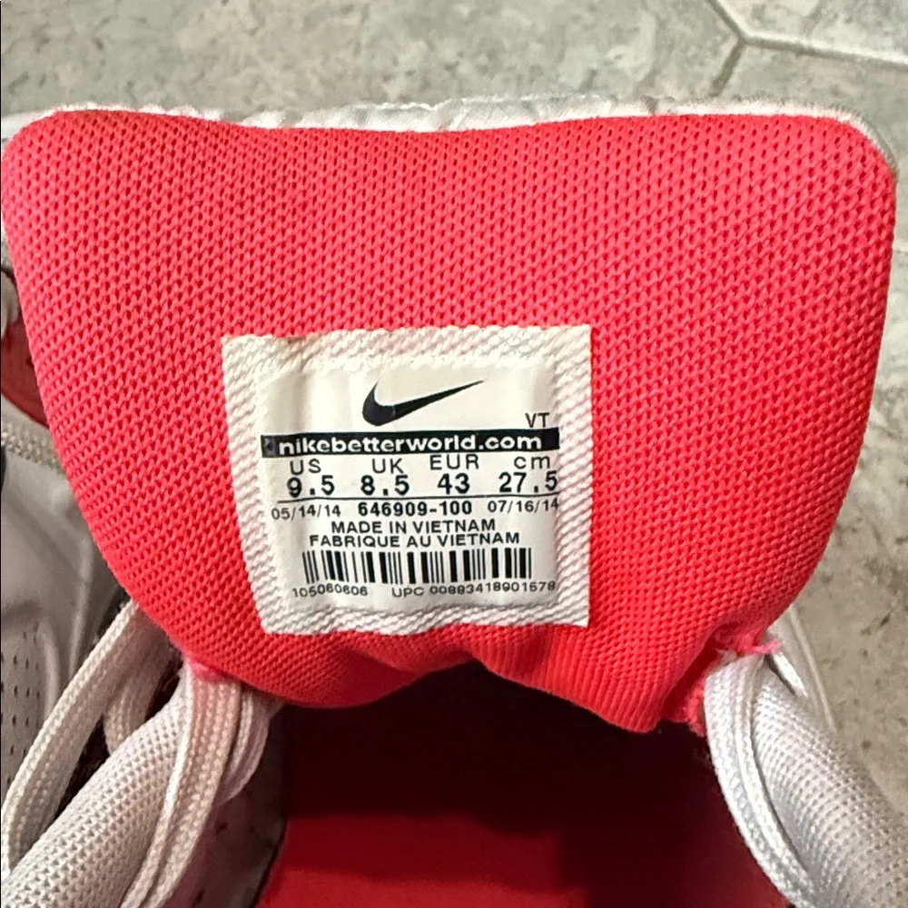 Nike Air Max Men's White and Red Athletic Shoes - Picture 2 of 12